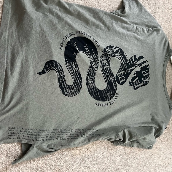 Taylor Swift Reputation stadium tour shirt - Picture 6 of 9